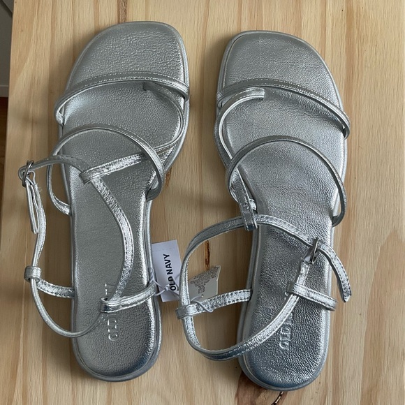 Women’s Old Navy NWT’s Silver Metallic Sandals Vegan Size 7.5 - Picture 2 of 8